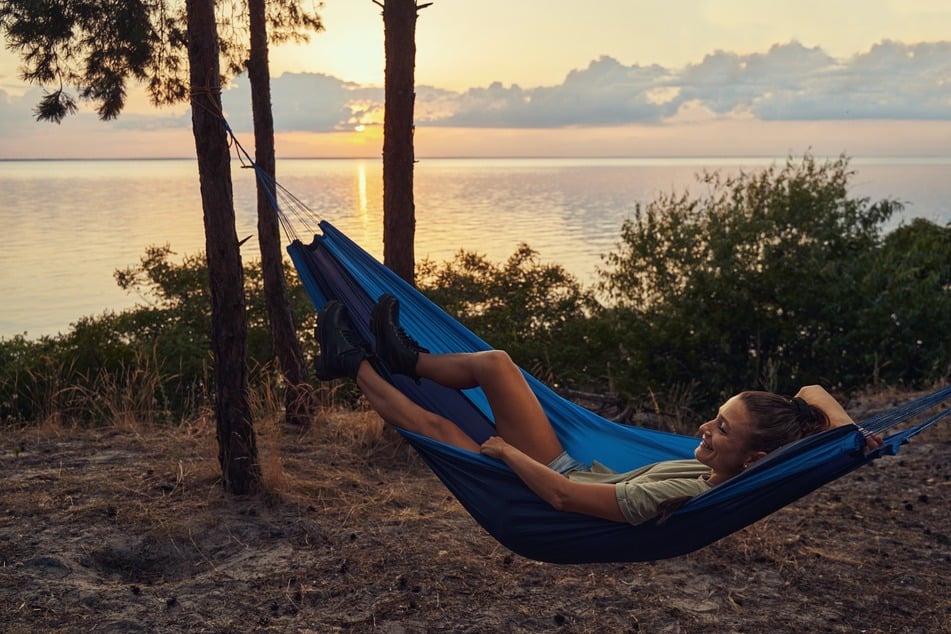 Eine leichte Hängematte ist ein tolles Geschenk für Outdoorfans und Camper.