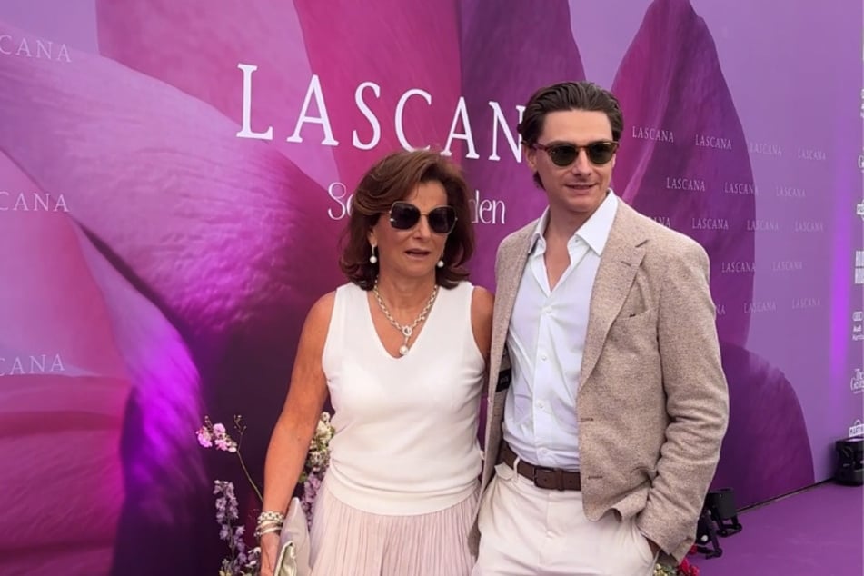 Claudia Obert (64) und Max Suhr (28) kamen zusammen zur LASCANA-Modenschau in Hamburg.