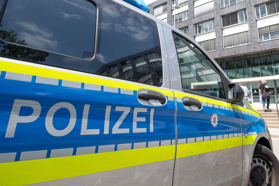 Ein Polizeiwagen steht vor dem Polizeipräsidium Frankfurt – die Polizei der Mainmetropole war auch in den Skandal um die sogenannten "NSU 2.0"-Drohschreiben verwickelt.