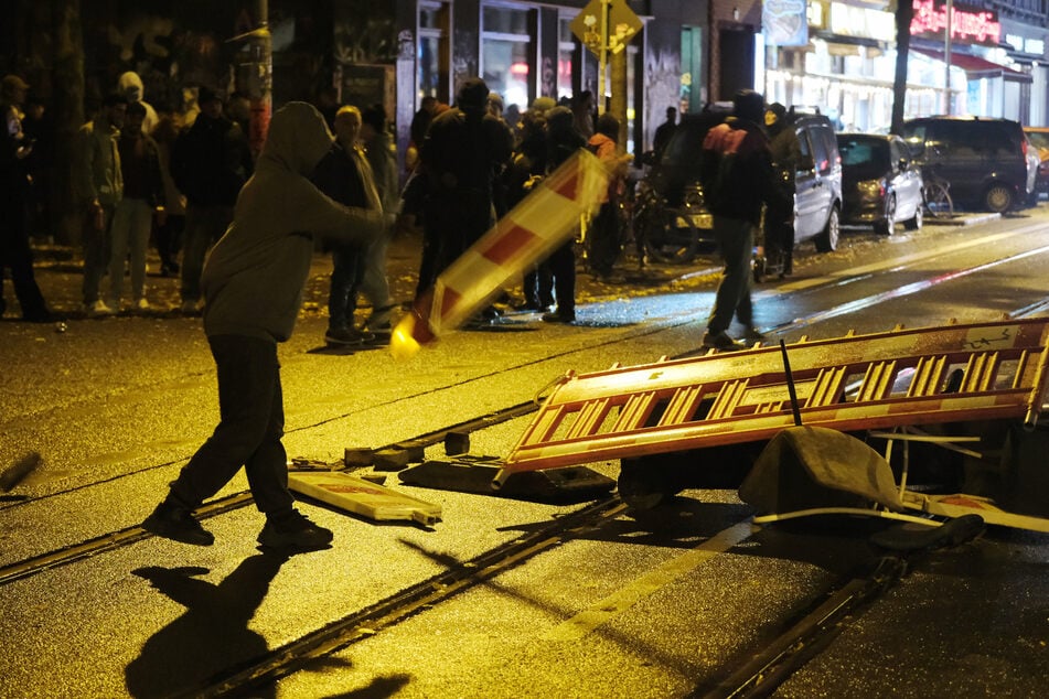 Vermummte errichten auf der Eisenbahnstraße Barrikaden.