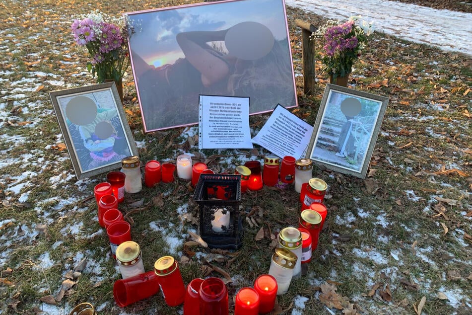 Vor dem Gericht wurden Bilder und Kerzen für die verstorbene Emma aufgestellt.