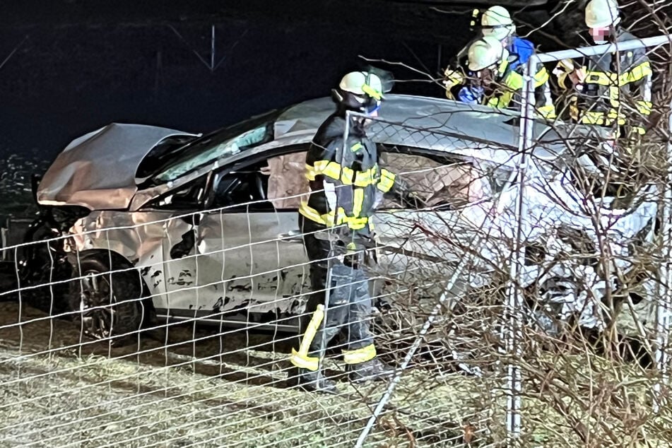 Zahlreiche Feuerwehrleute rückten aus, um einen Autofahrer zu retten, der mit seinem Wagen - bei winterlichem Frost - in ein Wasserbecken gekracht war.