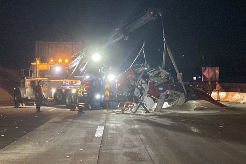 Der Verkehr auf dem Highway kam zunächst vollständig zum Erliegen. Eine Spur konnte in der Nacht wieder freigegeben werden.