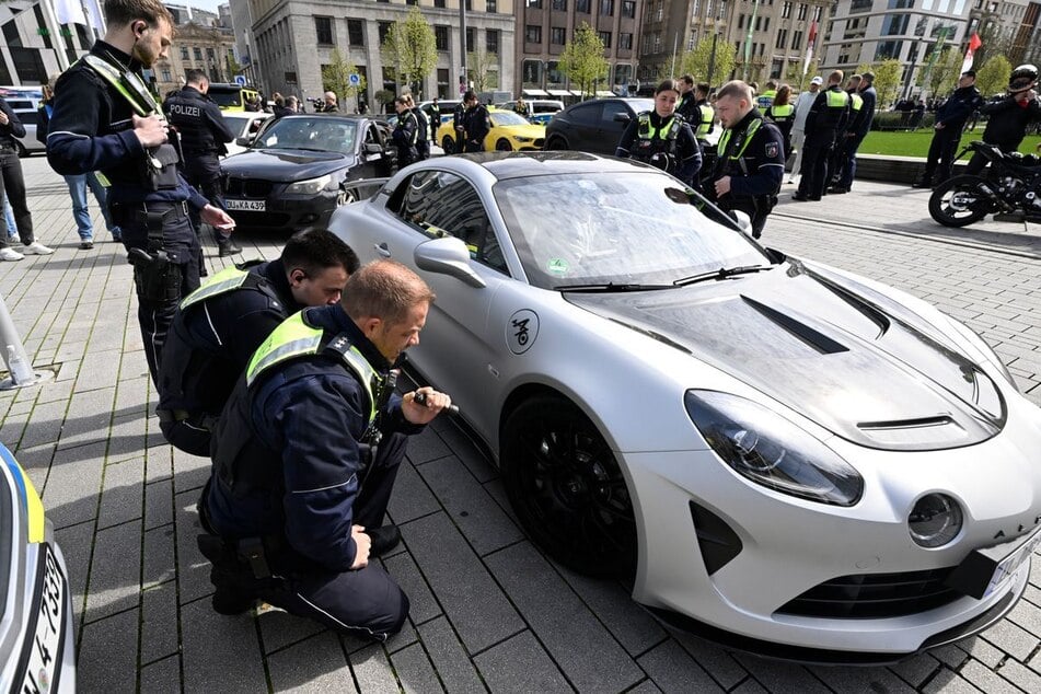 Polizisten kontrollieren am "Car-Freitag" getunte Fahrzeuge auf der Königsallee in Düsseldorf.