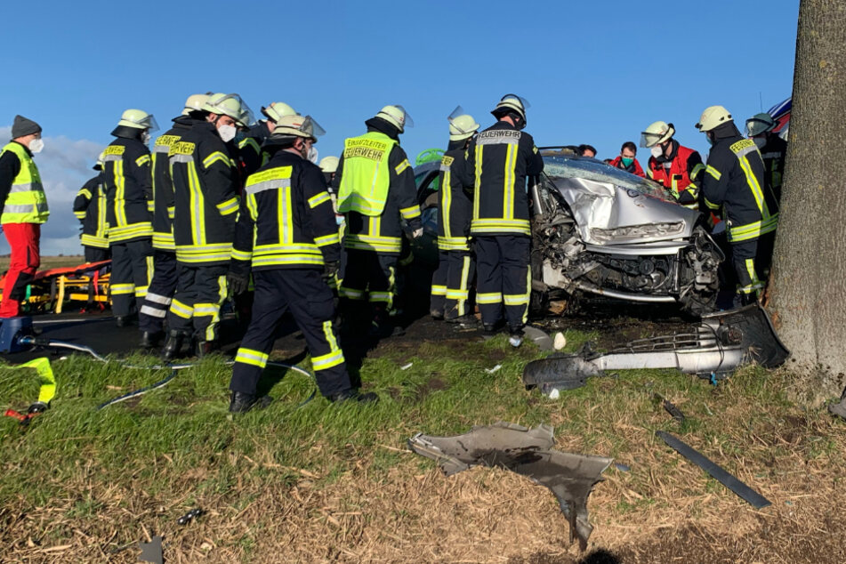 Rettungskräfte befreien die Unfallopfer aus dem Fahrzeug.