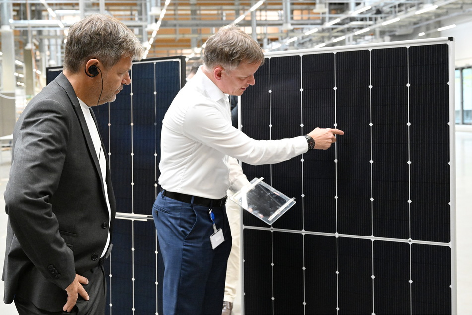 Meyer-Burger-Chef Gunter Erfurt (r.) im Gespräch mit Bundeswirtschaftsminister Robert Habeck (54, Grüne), von dem er eine höhere Förderung von in Deutschland gebauten Solaranlagen fordert.