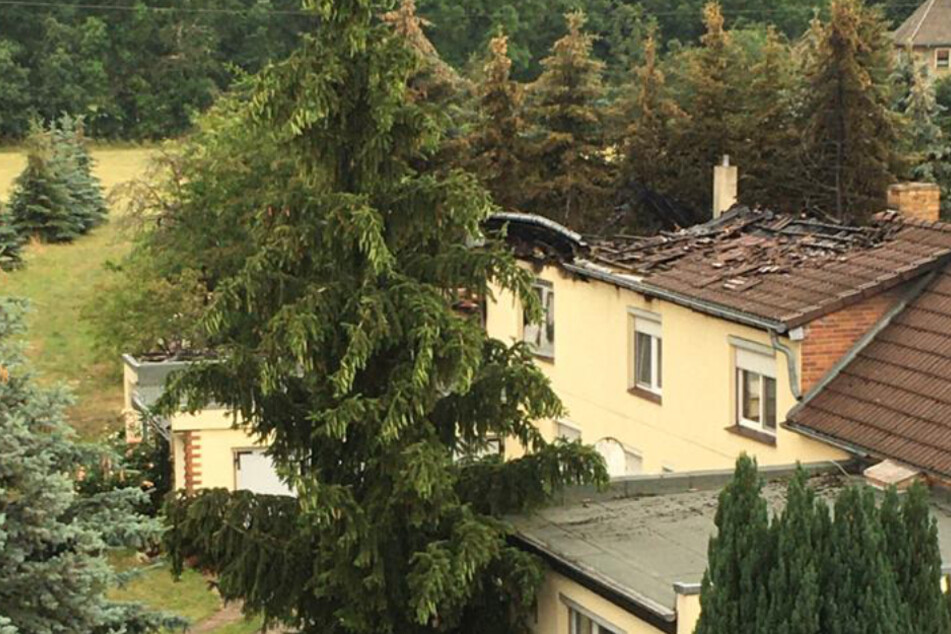Das Dach des Hauses wurde durch den Brand stark beschädigt.