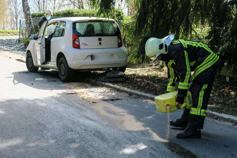 Einsatzkräfte der Feuerwehr kümmerten sich um die breit gefahrenen Ölspuren auf der Straße, welche während der Arbeiten voll gesperrt werden musste.