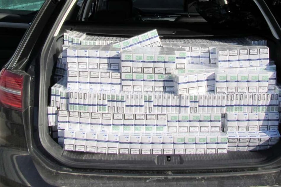 Der gesamte Kofferraum war mit Zigaretten ausgefüllt.