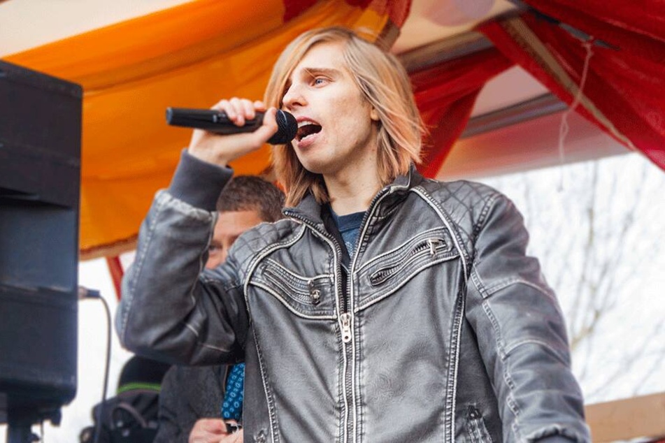 Kevin organisiert die Dresdner Demos mit, spricht zu den Schülern auf der Bühne.