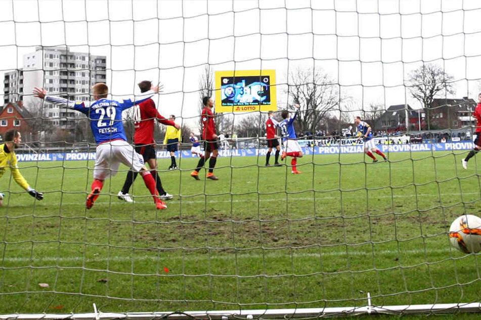 Am 30. Januar in Kiel klingelte es innerhalb von 19 Minuten vier Mal im Tor
der Chemnitzer. Hier erzielte Willi Evseev (nicht im Bild) das 4:1.