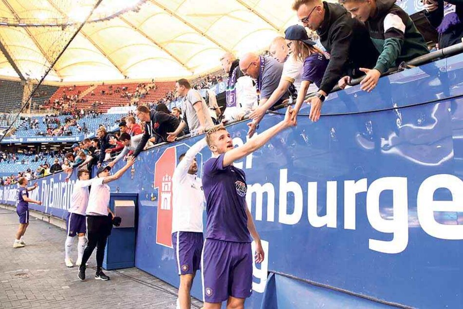 Gemeinsam feiert sich's am besten: Jan Kral (vorn) und seine Mitspieler klatschen mit den Fans ab.