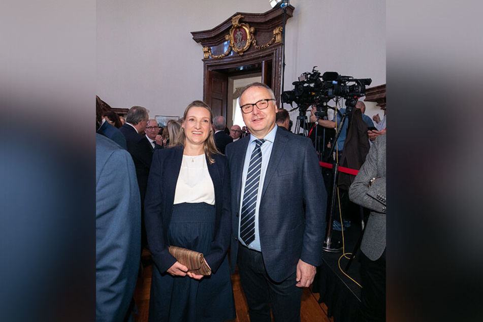 Auch Mathias Raithel (59, r.) kam noch einmal an den Ort der rettenden Zuflucht in Prag zurück. Neben ihm seine Tochter Katja - sie war damals ein fünfjähriges Mädchen.