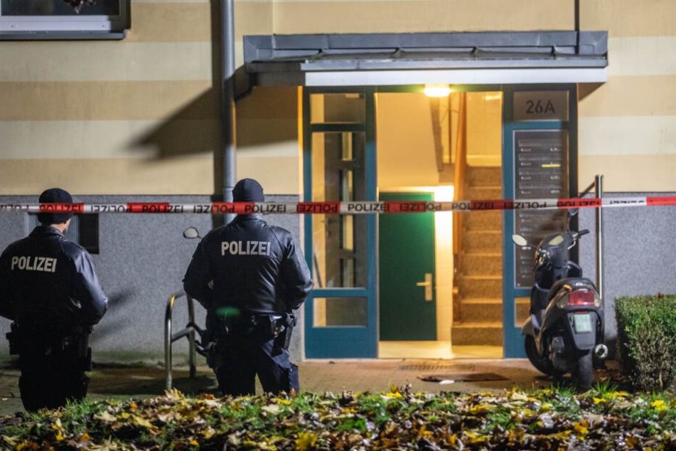 Polizisten stehen am Fundort.