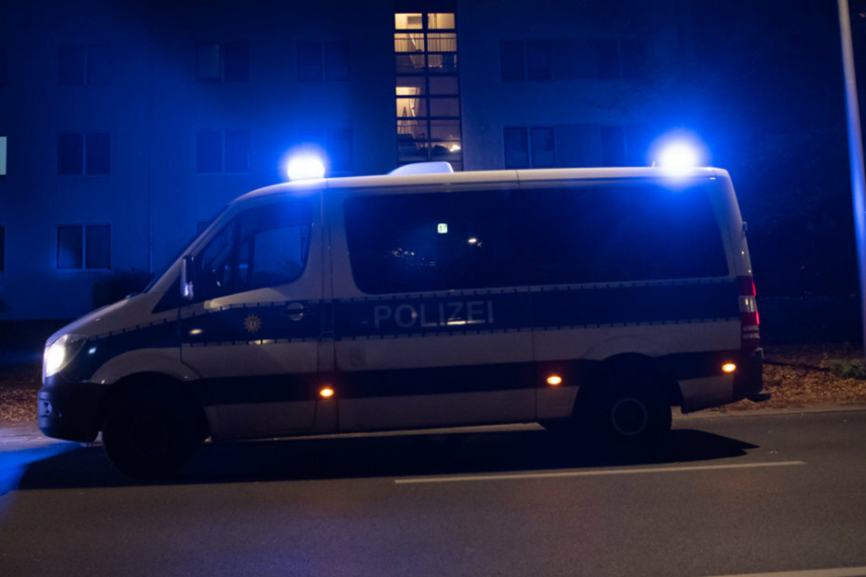 Ein Einsatzfahrzeug der Polizei steht vor einem Haus in Berlin. (Symbolbild)