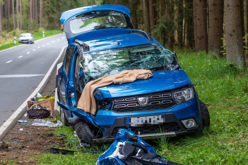 Der Dacia des 65 Jahre alten Autofahrers ist bei dem Unfall auf der Kreisstraße bei Burgkunstadt erheblich beschädigt worden.