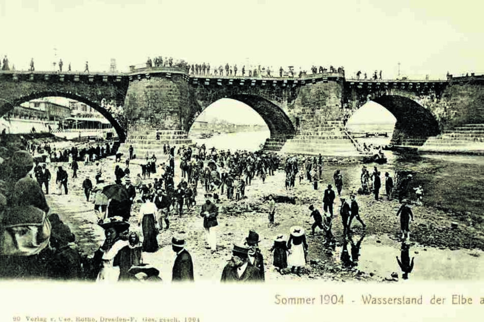 1904 war die Elbe fast ausgetrocknet: Damals konnte man von einem zum anderen Ufer laufen. Heute geht das nicht mehr: Der Fluss wurde ausgebaggert, die Gewässerstruktur hat sich stark verändert.