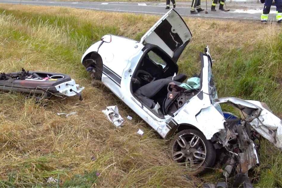 In dem Wrack starb der 55-jährige Fahrer. Seine Beifahrerin (50) wurde lebensgefährlich verletzt.