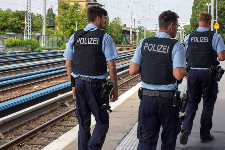 Polizisten gehen nach der Tat über den Bahnsteig des S-Bahnhofs Greifswalder Straße.