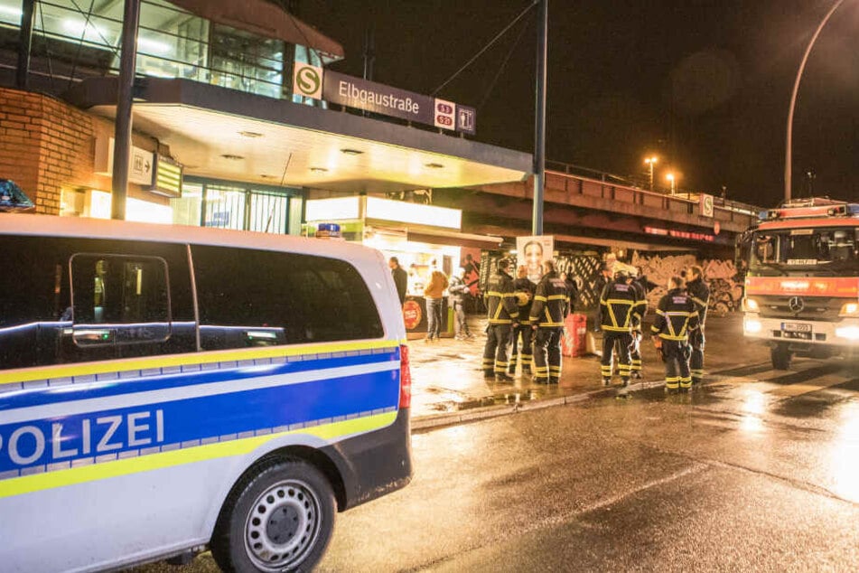 Zahlreiche Einsatzkräfte von Polizei und Feuerwehr waren bei dem Einsatz an der Elbgaustraße vor Ort.