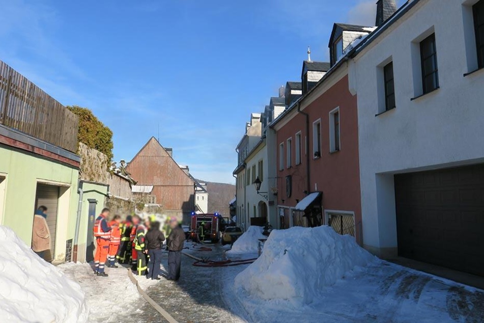 Bei dem Einsatz wurde ein Feuerwehrmann verletzt.