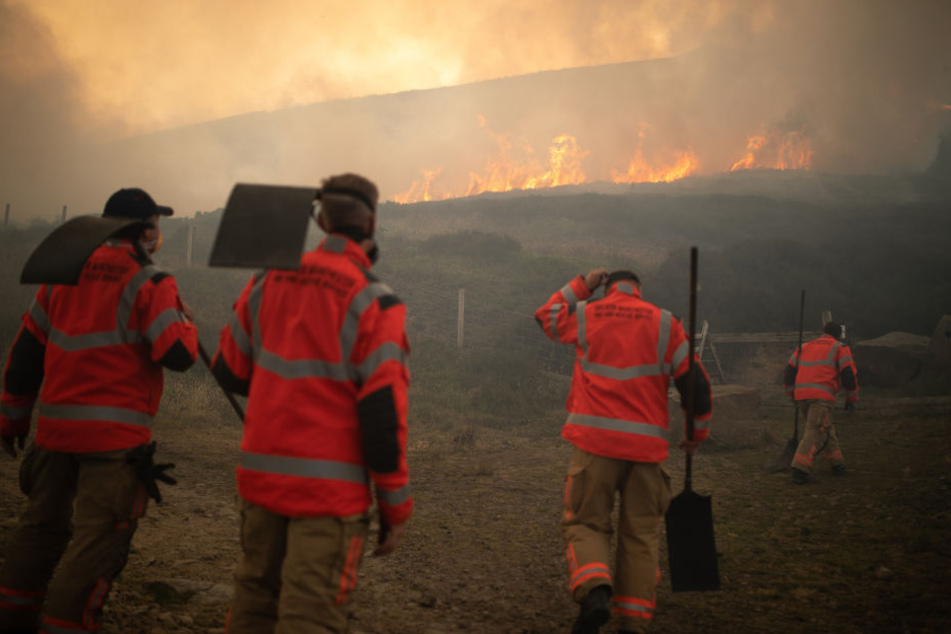 Winde und trockenes Torf erschweren die Löscharbeiten des Feuers, das bereits zu Evakuierungen von Wohnhäusern führte