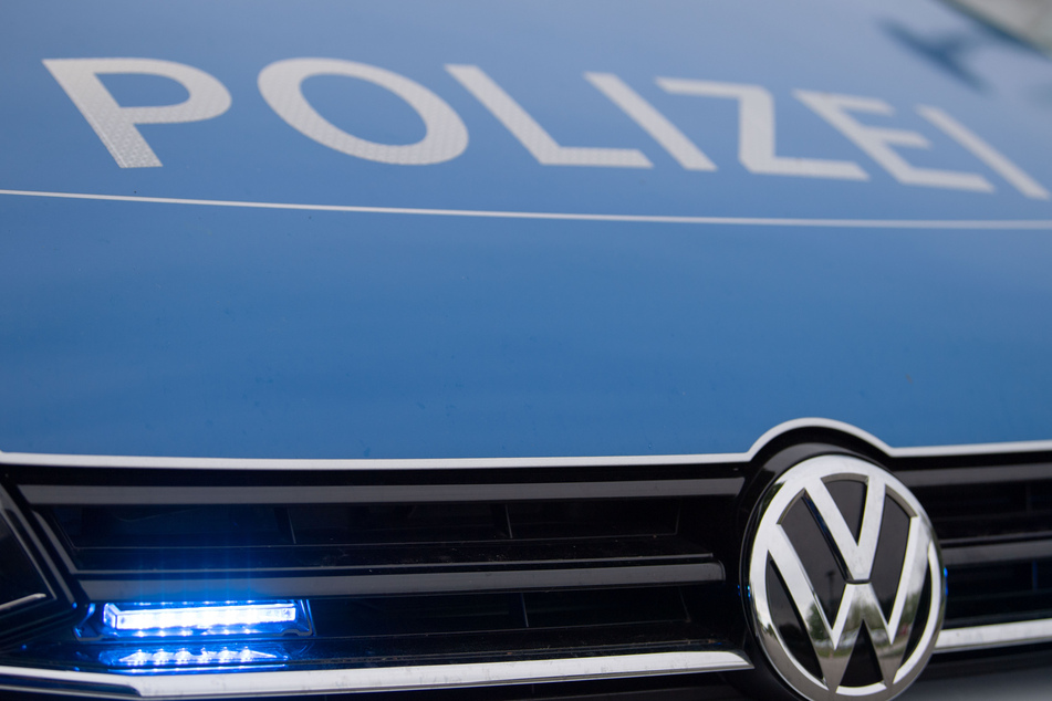 VW Caddy kracht in Straßenbahn: Zwei Männer (32, 26) verletzt