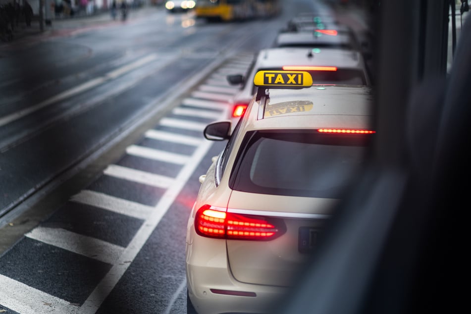 Der 69-jährige Taxifahrer aus Mönchengladbach krachte auf der B59 in eine Leitplanke und verstarb noch an der Unfallstelle. (Symbolbild)