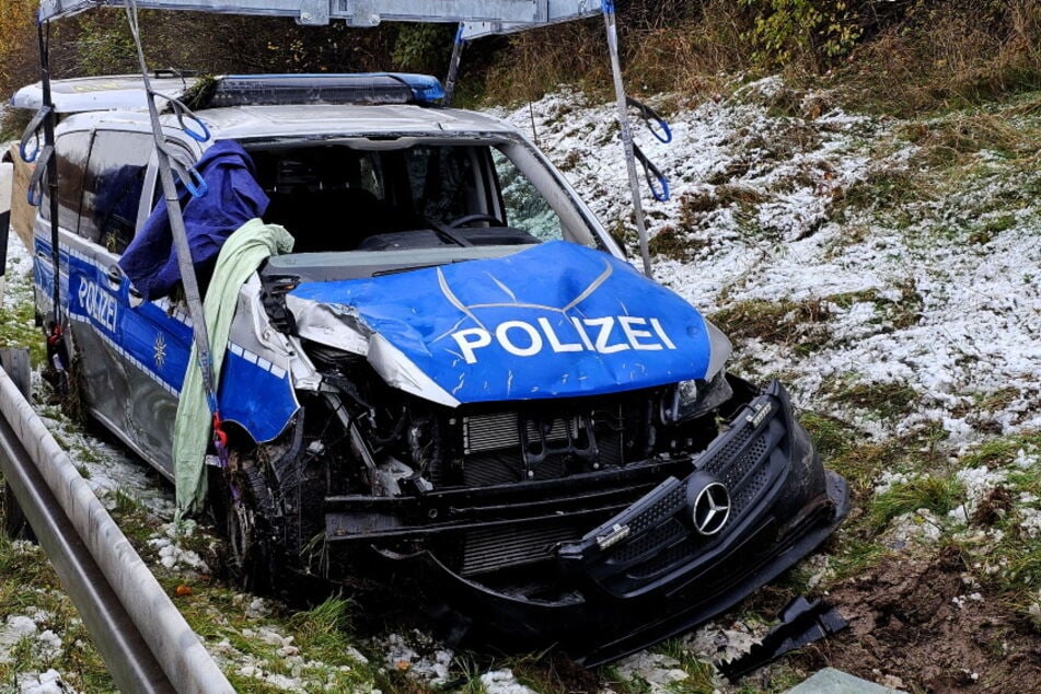 Zwei Polizisten wurden bei einem Unfall verletzt und das Auto war nicht mehr zu gebrauchen.