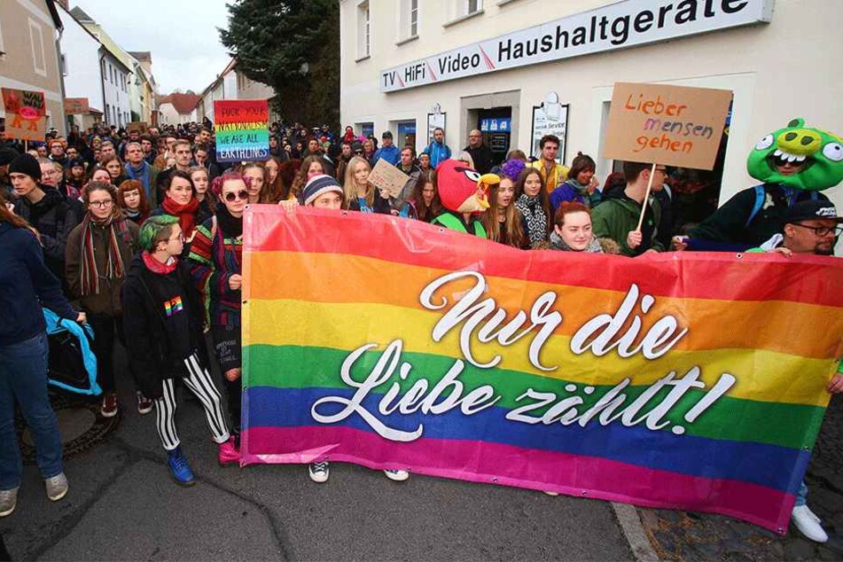 Am 3. November 2018: Mit einem Banner "Nur die Liebe zählt" demonstrierten Menschen gegen das "Schild & Schwert"-Festival", das Neonazis auf einem Privatgelände in Ostritz feierten.