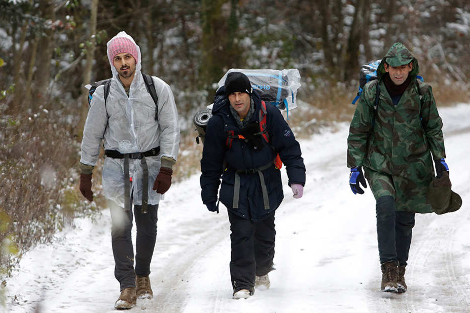 Bosnische Migranten gehen durch den Wald am Gebirgszug Pljesevica, um bei Bihac illegal die Grenze nach Kroatien zu überqueren.