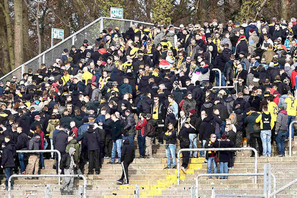 Hat's lange nicht mehr gegeben: Die Dynamo-Fans verließen noch vor dem Schlusspfiff ihren Block.