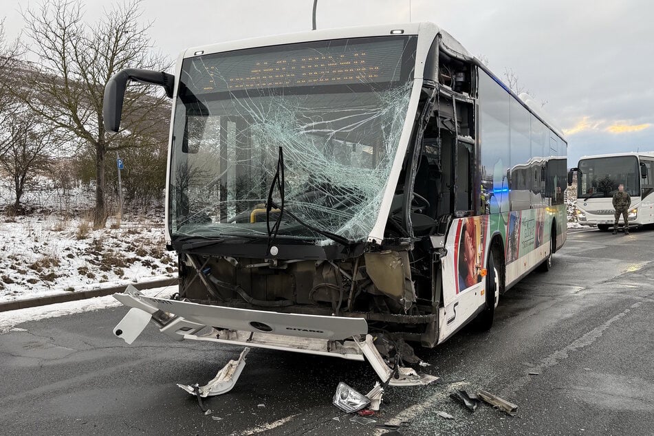 Bus will abbiegen, setzt Blinker und wird trotzdem von Lkw überholt