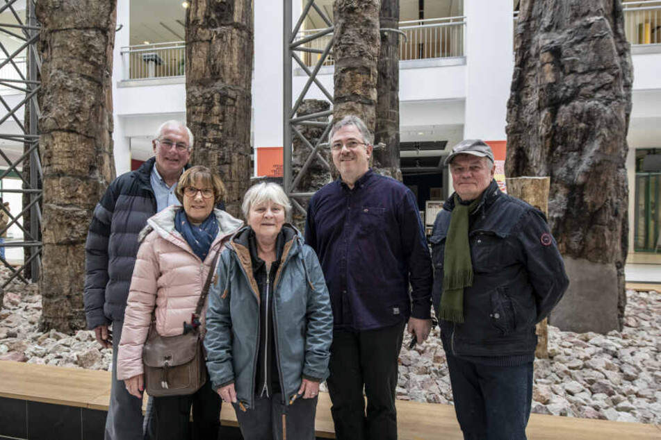 Krimi-Autor Bernd Küpperbusch (69, r.) lud Engländer nach Chemnitz ein und besuchte mit ihnen den Versteinerten Wald.