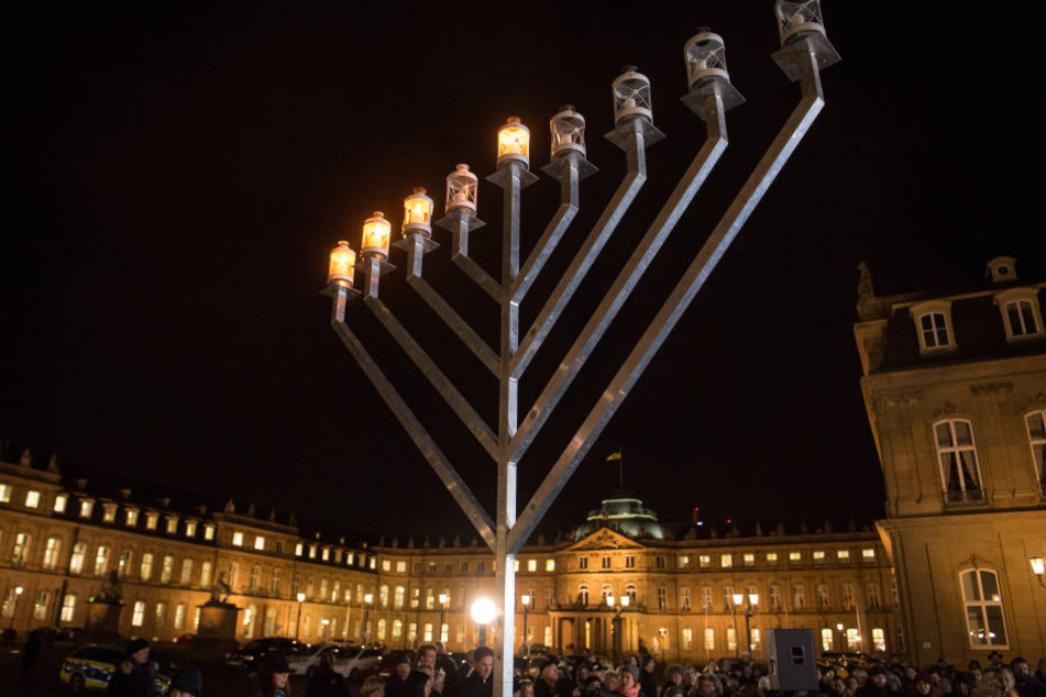 Die Chanukka-Lichter leuchten am 14.12.2017 vor dem Neuen Schloss in Stuttgart.