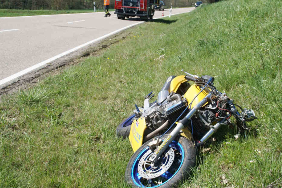 Der Fahrer verlor offenbar aufgrund zu hoher Geschwindigkeit die Kontrolle und flog aus der Kurve.