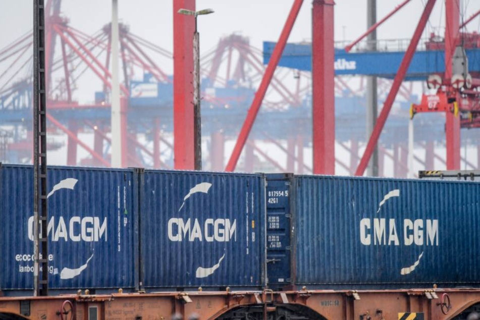 Container verschiedener Reedereien werden im Hamburger Hafen umgeschlagen.