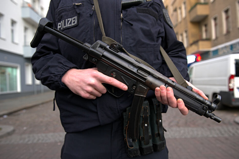 Eine Kugel aus der Dienstwaffe eines Polizisten traf den Mann. (Symbolbild)