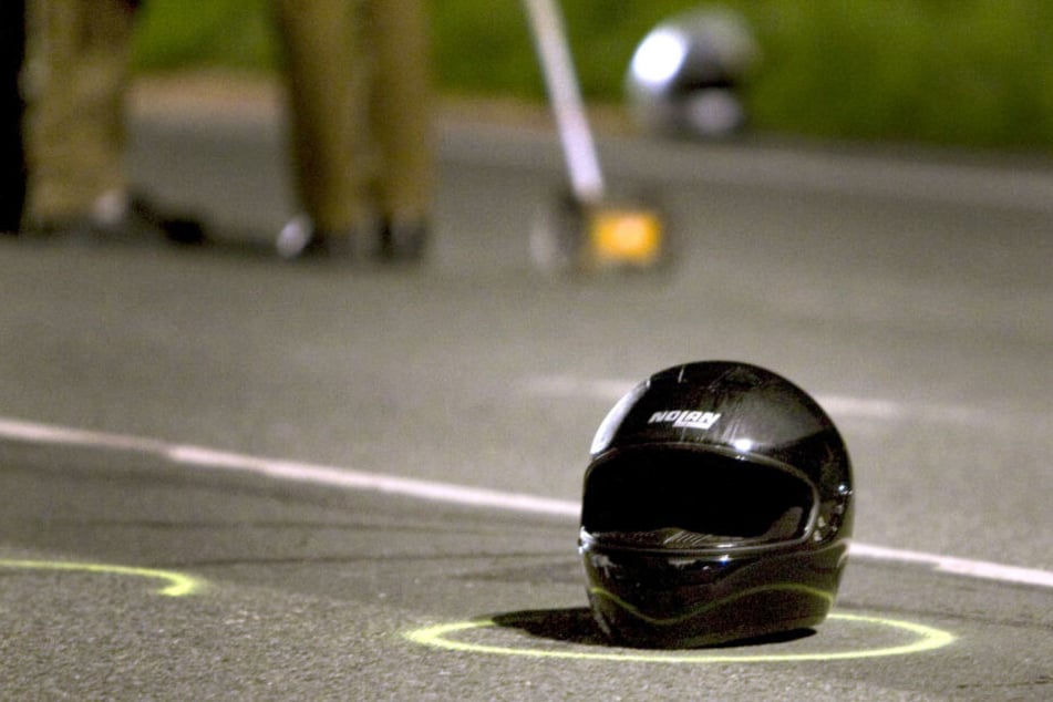 Der Beifahrer fiel beim Stunt vom Motorrad und blieb verletzt liegen. (Symbolbild)