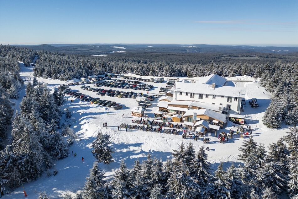 Schon am Samstag nutzten viele begeisterte Wintersportler das herrliche Wetter zum Skifahren im Erzgebirge. Die Parkplätze waren voll.
