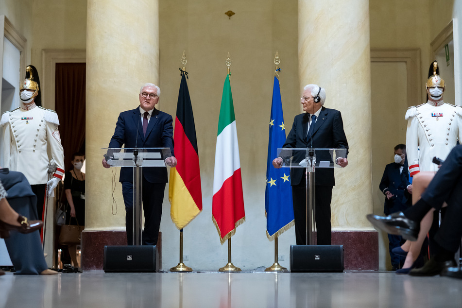 Bundespräsident Frank-Walter Steinmeier (l.) und Sergio Mattarella, der Präsident von Italien, halten gemeinsam eine Pressekonferenz in Mailand.