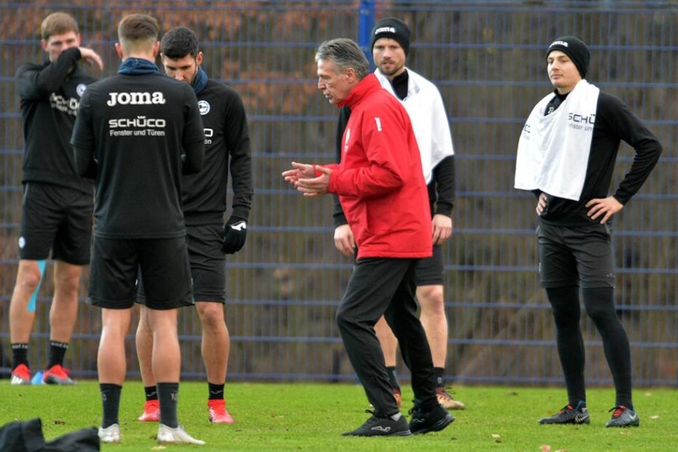 DSC-Trainer Uwe Neuhaus bereitet seine Spieler auf die kommende Saison vor. (Archivbild)