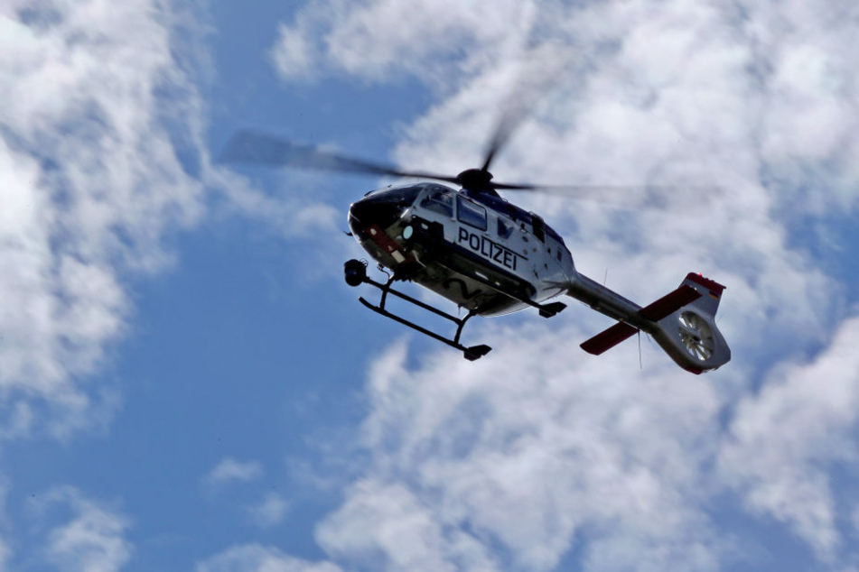In der Nacht zu Freitag schwebte ein Hubschrauber der Polizei über dem Südwesten Leipzigs. (Symbobild)