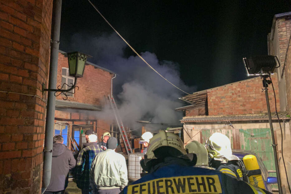 Die enge Bebauung des Grundstücks erschwerte den Einsatz.