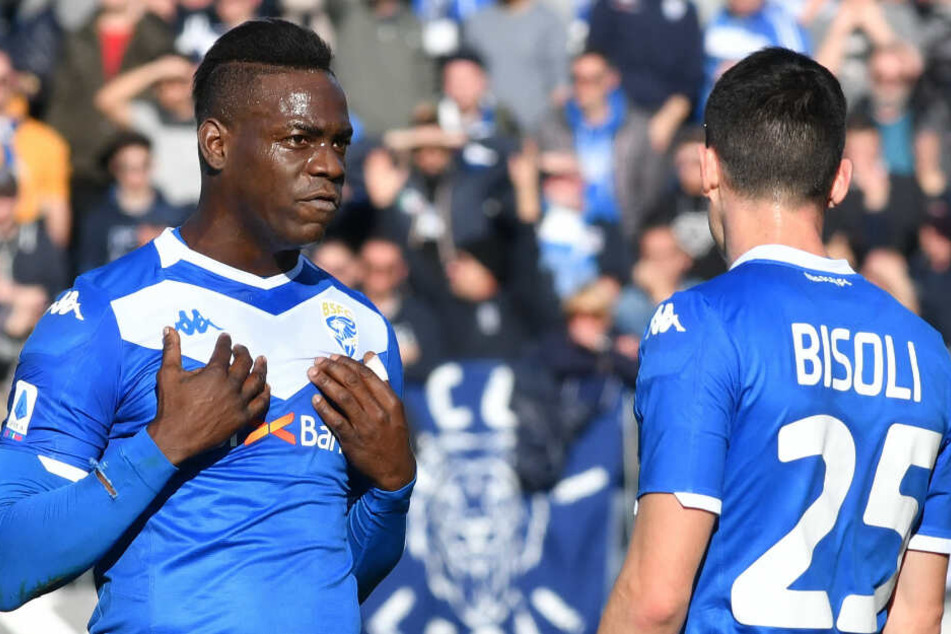 Mario Balotelli (l.) von Brescia auf dem Spielfeld.