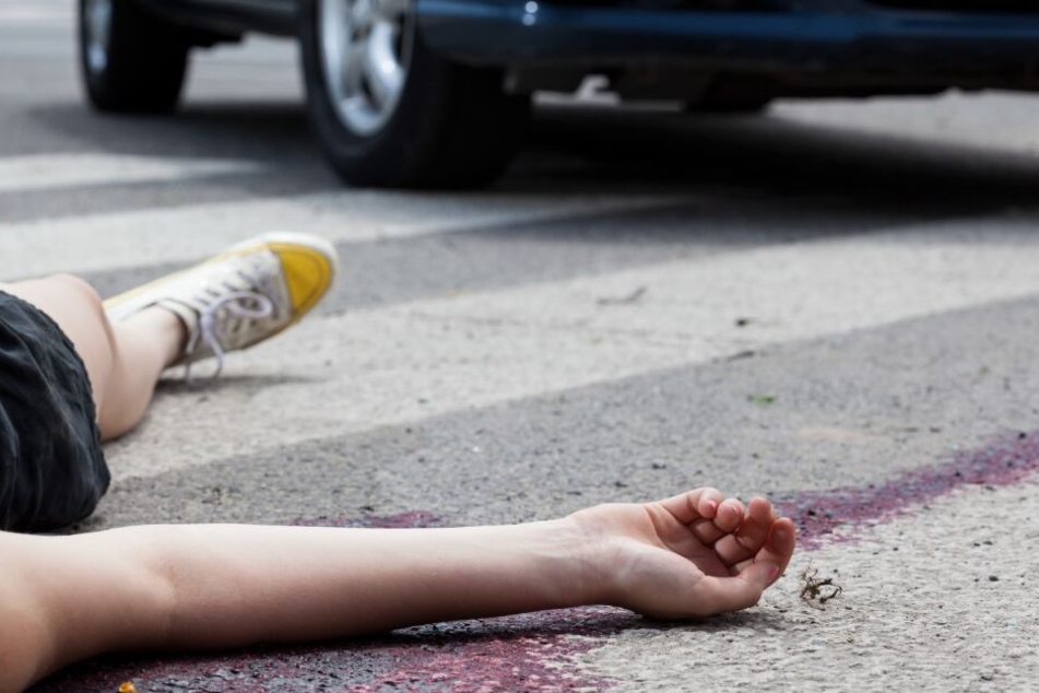 Das schwer verletzte Mädchen wurde von der Autofahrerin einfach liegen gelassen. (Symbolbild)
