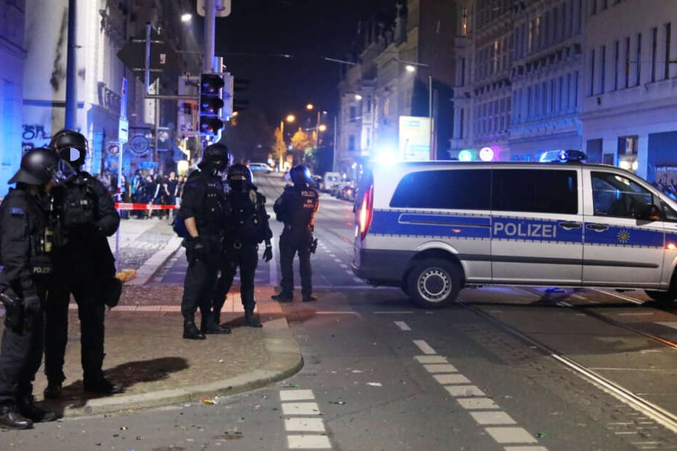 Zwei Polizeiautos und ein weiteres Fahrzeug wurden bei dem Angriff beschädigt, verletzt wurde laut Polizeiangaben niemand.