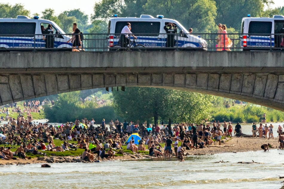 Hunderte Menschen belagern bei sommerlichen Temperaturen die Frühlingsanlagen an der Isar.