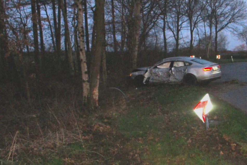 Der Wagen steht nach dem Unfall ziemlich demoliert noch halb auf der Straße, in der die verhängnisvolle Kurve verlief.
