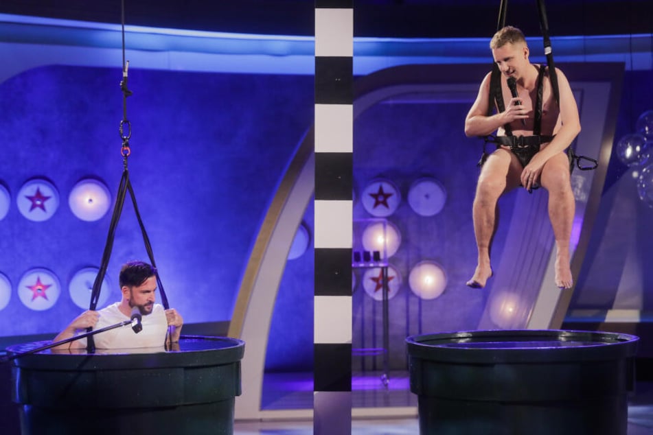 Oliver Pocher (r), Moderator, und Michael Wendler, Sänger, treten in der Live-Show "Pocher vs. Wendler - Schluss mit lustig!" bei RTL gegeneinander an.